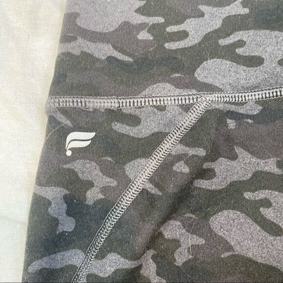 Fabletics Brand Green Black Grey Camo Bike Shorts Size Medium - Picture 10 of 10